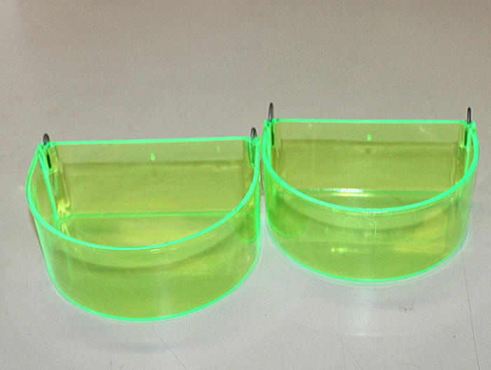 半月エサ入れ 大 400円